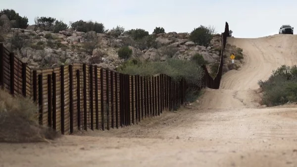 САЩ разполагат с 5 прототипа на стената по границата с Мексико
