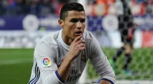 СНИМКА: Кристиано Роналдо се събуди не с един, а с два трофея "Златна топка" 