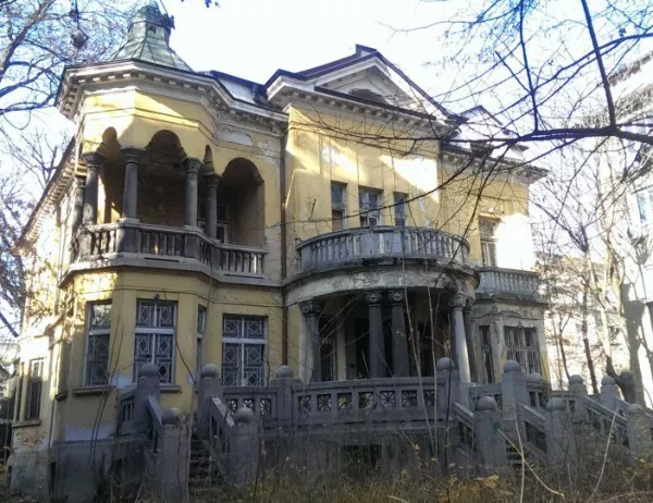 Аристократичната красота на старите къщи в София (СНИМКИ)