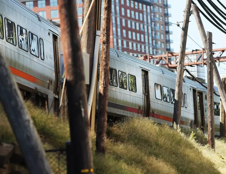 Сблъсък между влак и автобус - 20 души загинаха