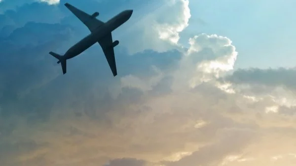 Малък самолет катастрофира. Оцелял е само един