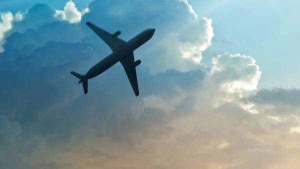 Самолет кацна аварийно в Русия заради запален двигател