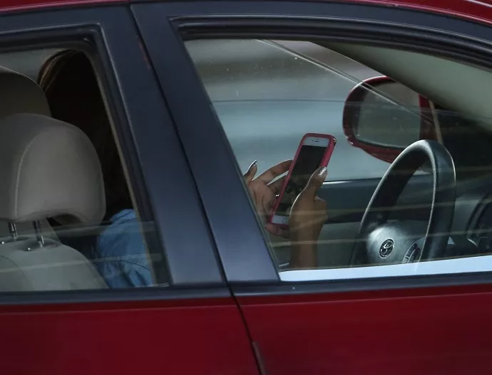 Ограничават мобилните приложения при шофиране