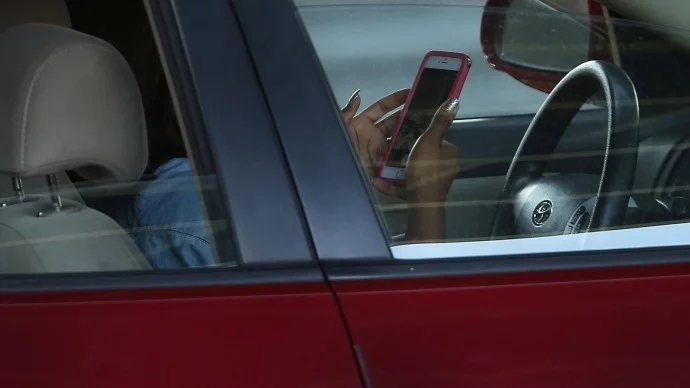 Ограничават мобилните приложения при шофиране