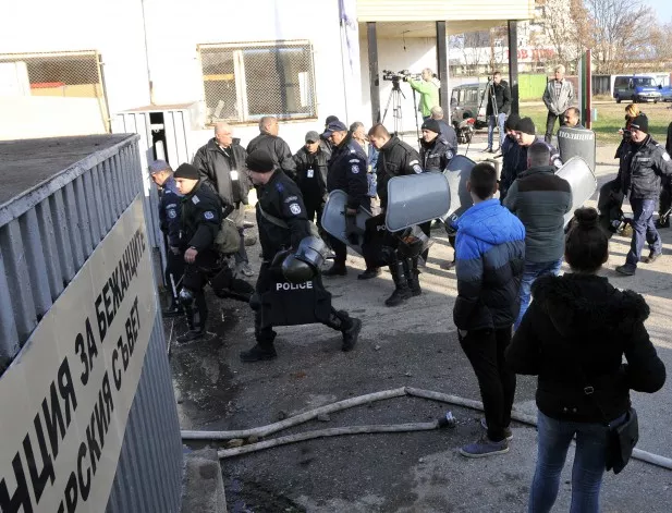 Съдът остави в ареста 15 чужденци за бунта в Харманли