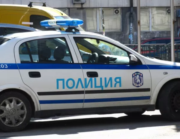 Шофьор без книжка се вряза с колата си в къща в София