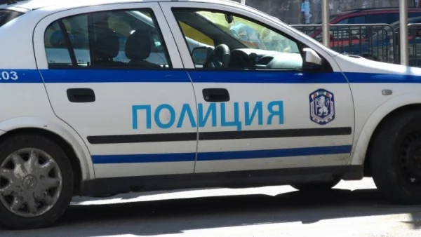 Шофьор без книжка се вряза с колата си в къща в София