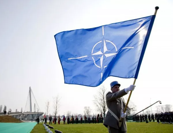 Знамето на НАТО се развя в Скопие
