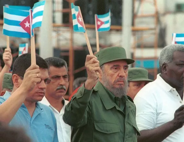Фидел Кастро предава властта на брат си Раул 