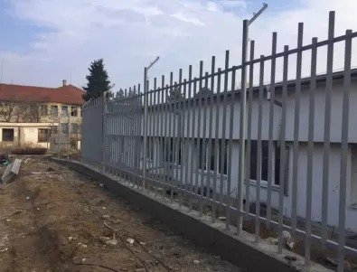 Депутат от ГЕРБ пита за мигрантския натиск, с витиевати отговори за оградата с Турция