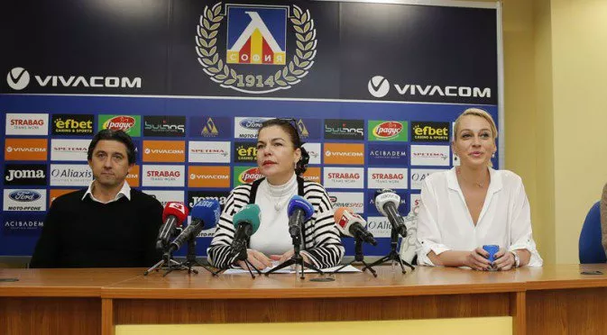 Диана Иванова напусна срещата с феновете по-рано заради здравословни проблеми