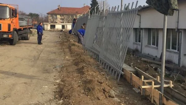 Жители на Малко Търново протестираха срещу изграждането на бежански лагер