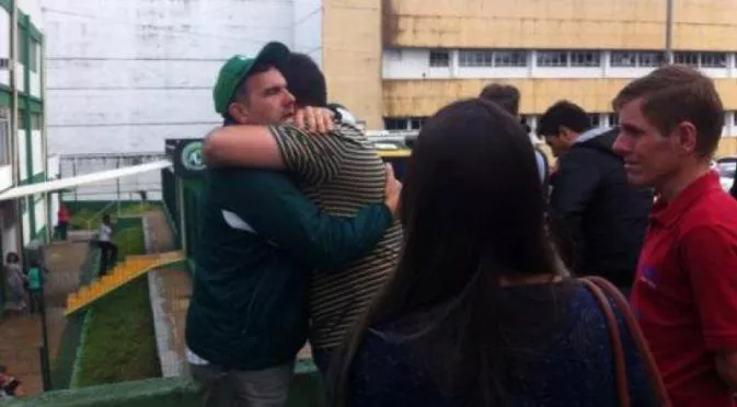 СНИМКИ: Разплаканите фенове на Чапекоензе се събраха на клубната база