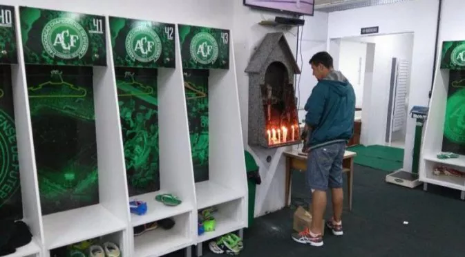 Съотборниците палят свещи и се молят в съблекалнята на Чапекоензе