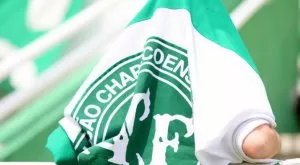 Сестрата на загинал в самолетната катастрофа си татуира лика му