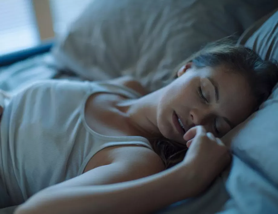 Учени обясниха защо някои хора ходят в съня си