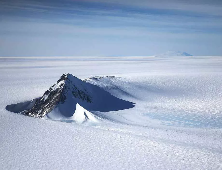 На 22 ноември заминава първата група от 28-та полярна експедиция в Антарктида
