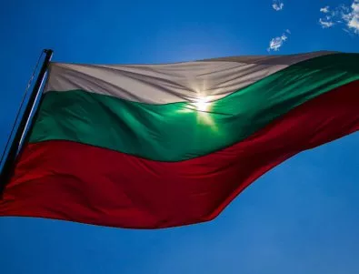 Раздаваха български знамена в центъра на Враца