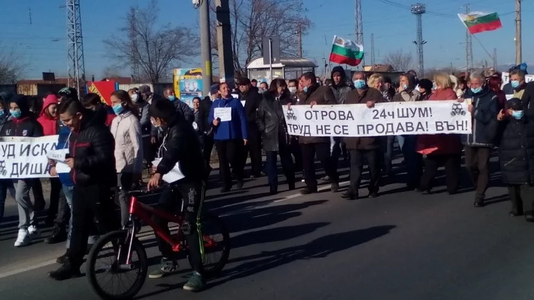 Село Труд се вдигна на протест, блокира Карловско шосе