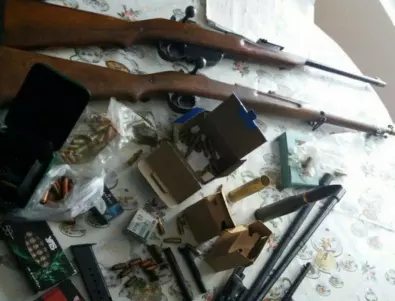 Пистолети да искаш: Мъж от Димитровград е в ареста заради голямо количество незаконни оръжия