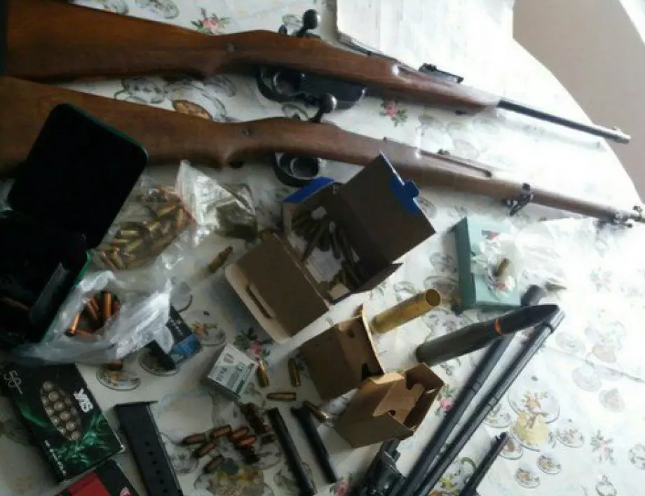 Пистолети да искаш: Мъж от Димитровград е в ареста заради голямо количество незаконни оръжия