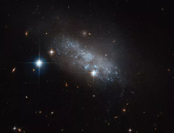 Откриха "неправилна" галактика със сини звезди