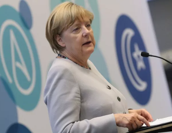 Германците са раздвоени по въпроса искат ли Меркел 