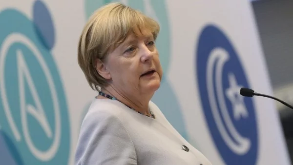Германците са раздвоени по въпроса искат ли Меркел 