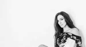 Ивет отново с предизвикателна снимка, фен ѝ предлага брак