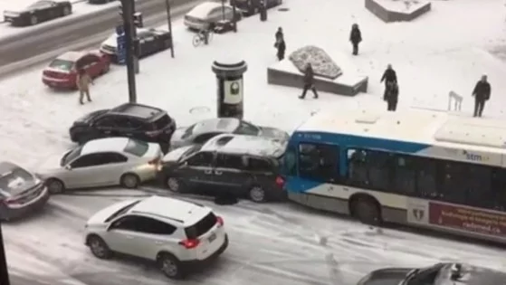 Недоволни от зимното почистване у нас? Вижте пързалката за коли по улиците на Монреал (Видео)