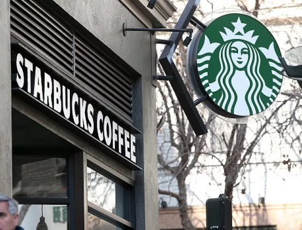 Starbucks наема 10 000 бежанци в отговор на политиката на Тръмп