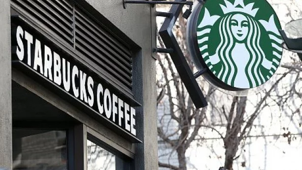 Starbucks наема 10 000 бежанци в отговор на политиката на Тръмп