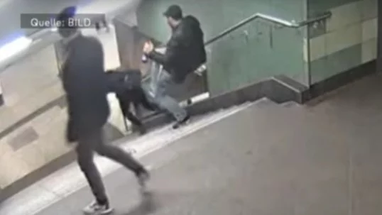 Четиримата, замесени в нападението над момичето в метрото в Берлин, са източноевропейци