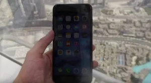 Това се случва, когато хвърлиш iPhone от най-високата сграда в света (Видео)