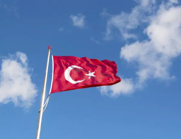 Турция няма да отзовава посланика си в Нидерландия засега