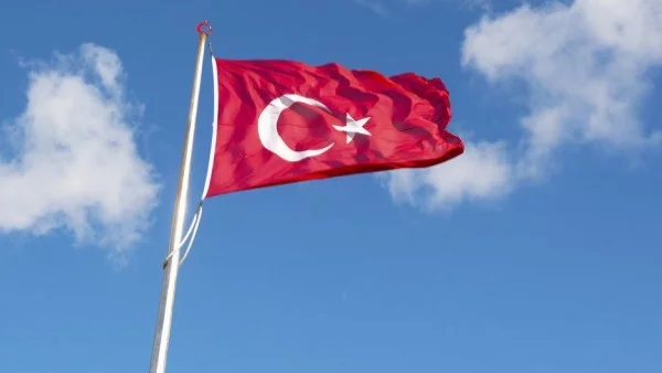 Турски съд остави зад решетките задържаните гръцки войници