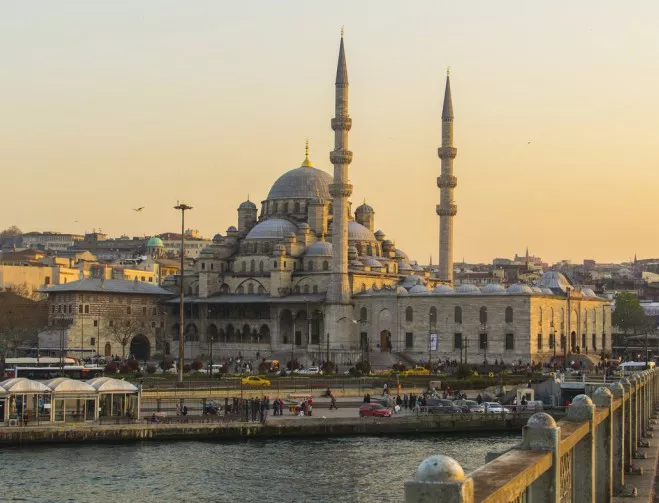 Българските туристи в Турция намалели с над 100 000 за половин година