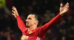 Всички честитят "весела Коледа", но никой не го прави като Златан (ВИДЕО)