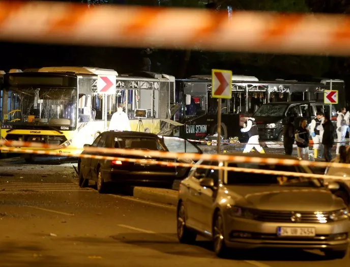 Експлозиите в Истанбул са причинени от кола-бомба и атентатор-самоубиец (Видео)