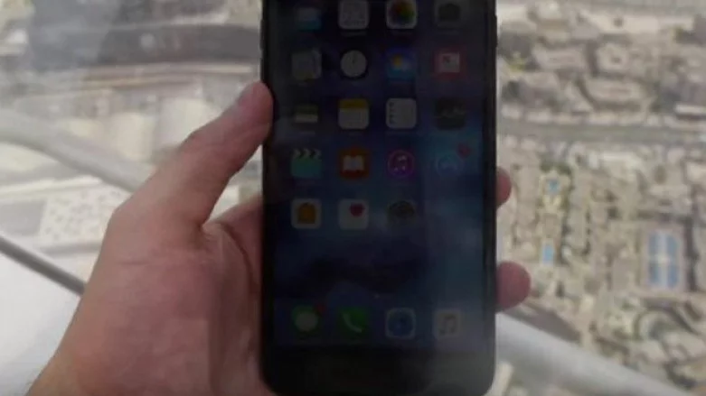 Вижте какво се случва, когато хвърлиш iPhone от най-високата сграда в света (ВИДЕО)