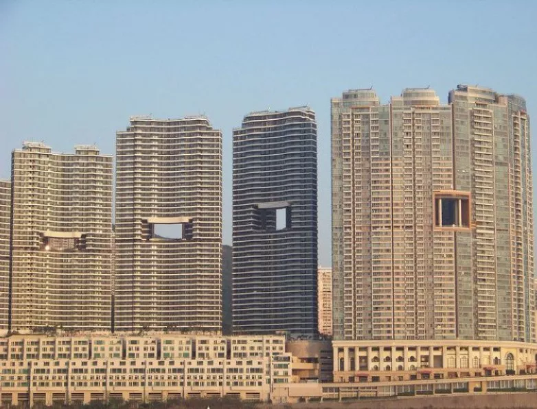 Вижте защо китайците оставят дупка във фасадата на небостъргачите