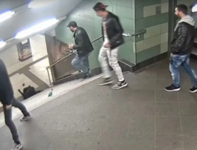 Мъжът, който ритна жена в берлинското метро, е българин