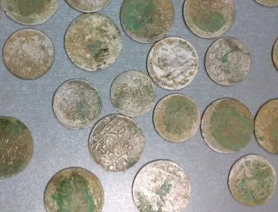 Стари монети с неизвестен произход задържаха на МП 