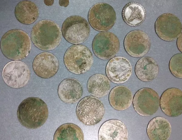 Задържаха мъж с антични монети и предмети в Стара Загора