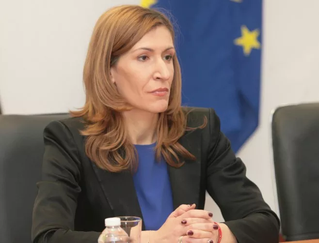 Ангелкова: ЕК никога не е обещавала пари за жп линията Русе-Варна