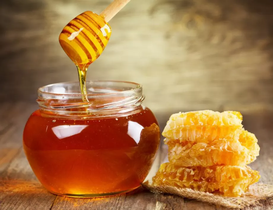 Само с този трик с лъжица можете да разпознаете качествения мед