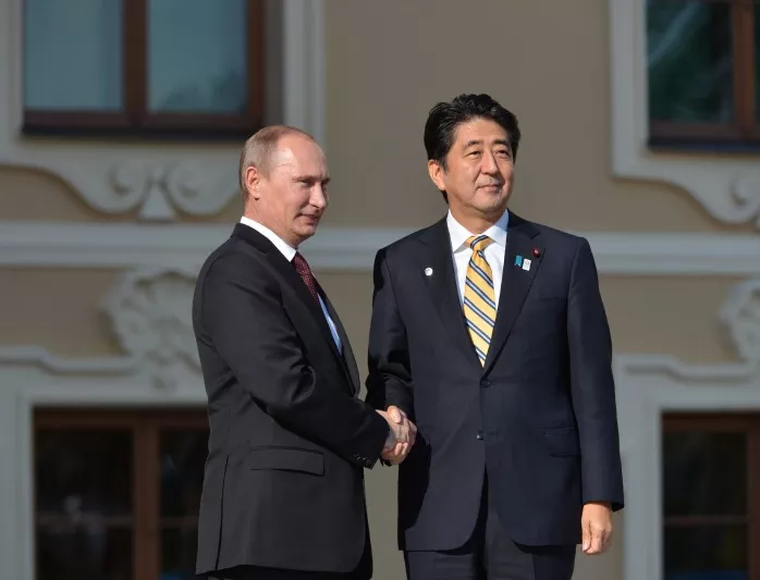 Японският премиер Абе посрещна Путин за среща "на четири очи"