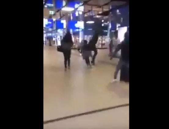 Ново видео на мъж, ритащ брутално жена в гърба, този път от Холандия (Видео)
