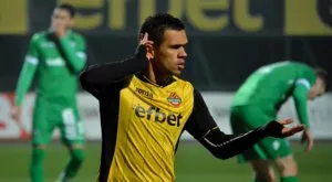 {{ otherArticle[0].article.title }}