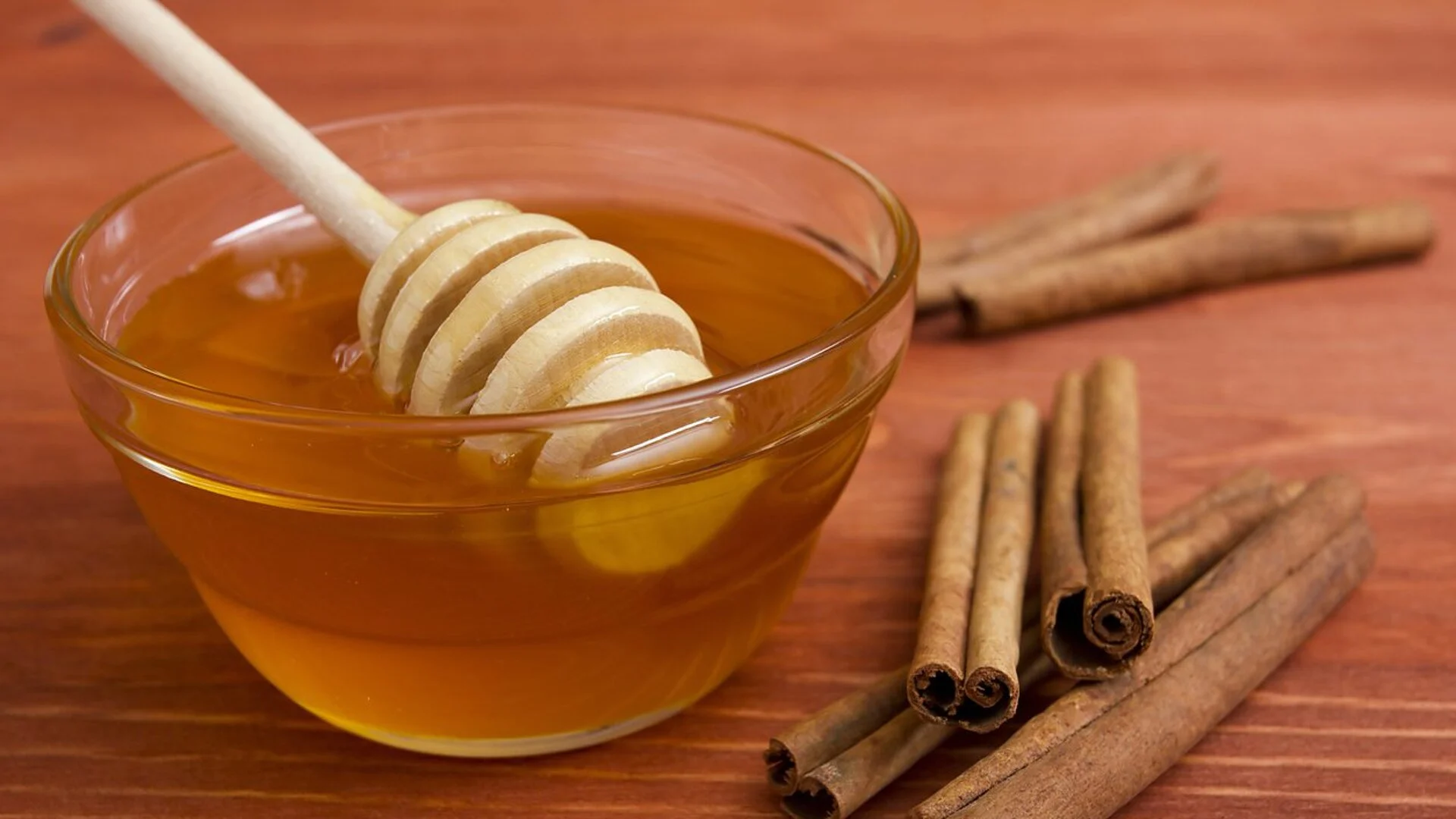Мед и канела - как тази комбинация влияе на тялото